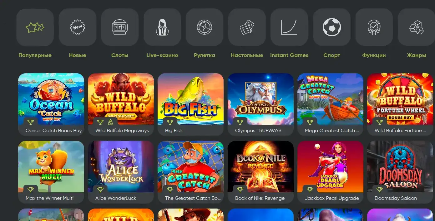 Стол live-дилера в казино с картами и фишками